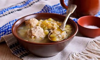 Рассольник с фрикадельками и перловкой