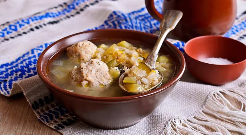 Нежный рассольник с фрикадельками и перловкой
