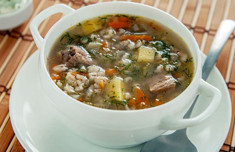 Насыщенный рассольник с бараниной и перловкой