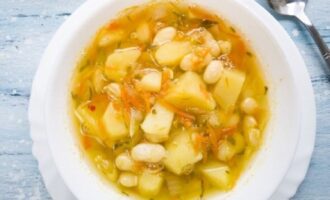 Рассольник с фасолью и солеными огурцами
