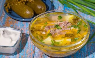 Рассольник с говядиной и перловкой, солеными огурцами