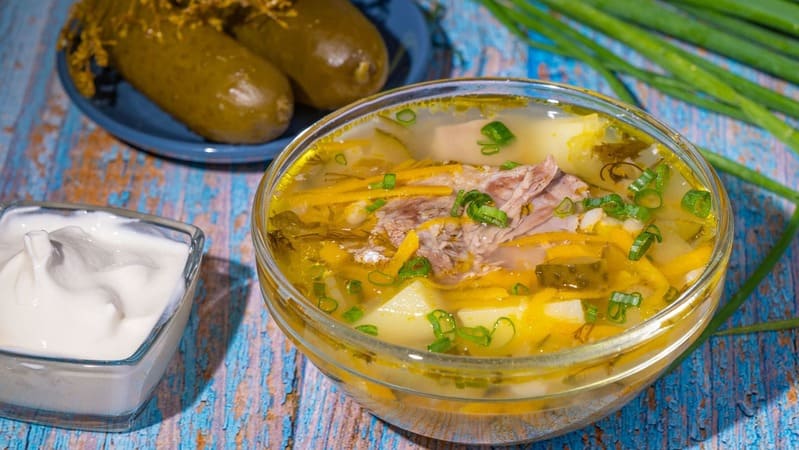 Рассольник с говядиной и перловкой, солеными огурцами Насыщенный рассольник с говядиной и перловкой, солеными огурцами