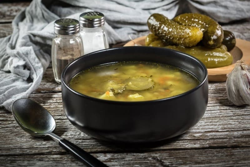 Рассольник с кабачками Рассольник с кабачками в тарелке