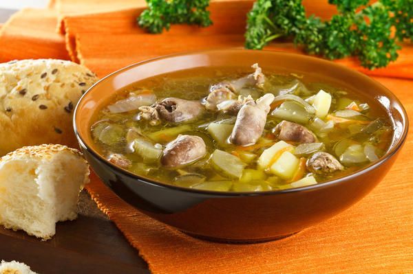 Рассольник с куриными сердечками в тарелке