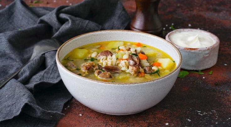 Рассольник с куриными желудками в тарелке
