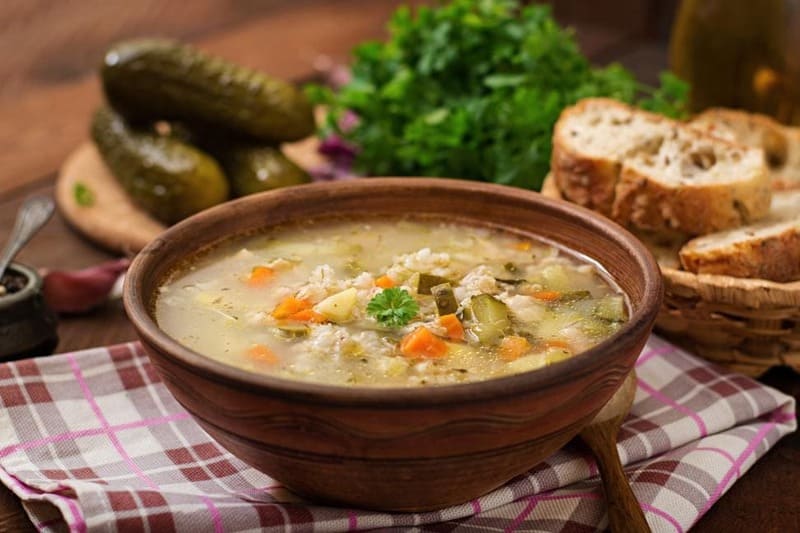 Сбалансированный рассольник с куриной грудкой и рисом