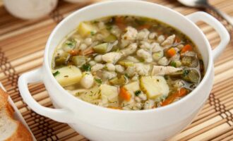 Рассольник с курицей и солеными огурцами
