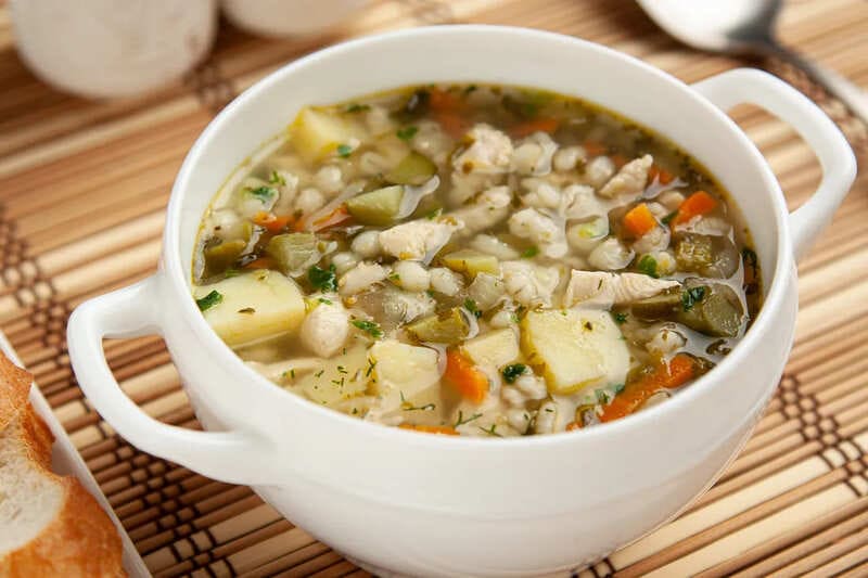Изысканный рассольник с курицей и солеными огурцами