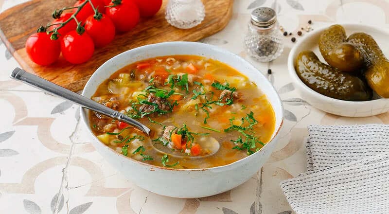Яркий рассольник с помидорами и говяжьей костью