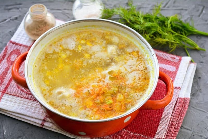 Бархатистый рассольник с пшеном и солеными огурцами