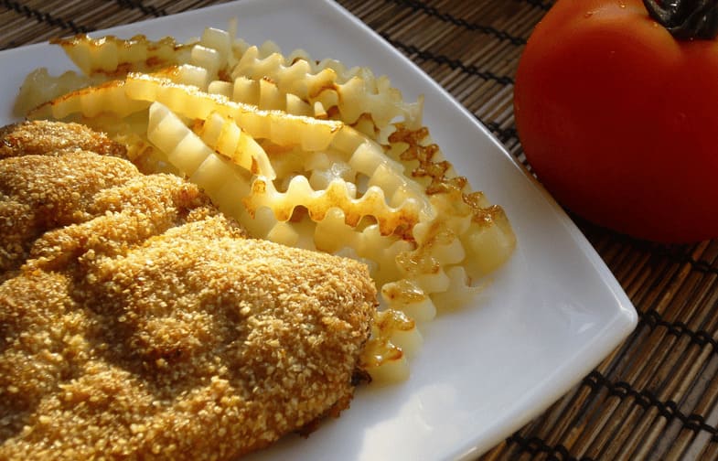 Сочный ромштекс из курицы с хрустящей золотистой панировкой на сковороде