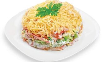 Салат Русская красавица с курицей и ветчиной