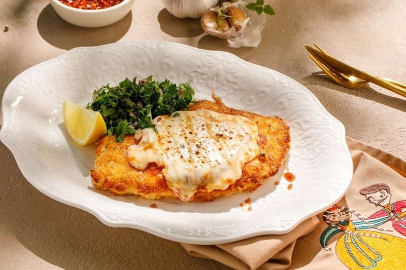 Хрустящий куриный шницель с сыром, тянущийся аппетитными нитями