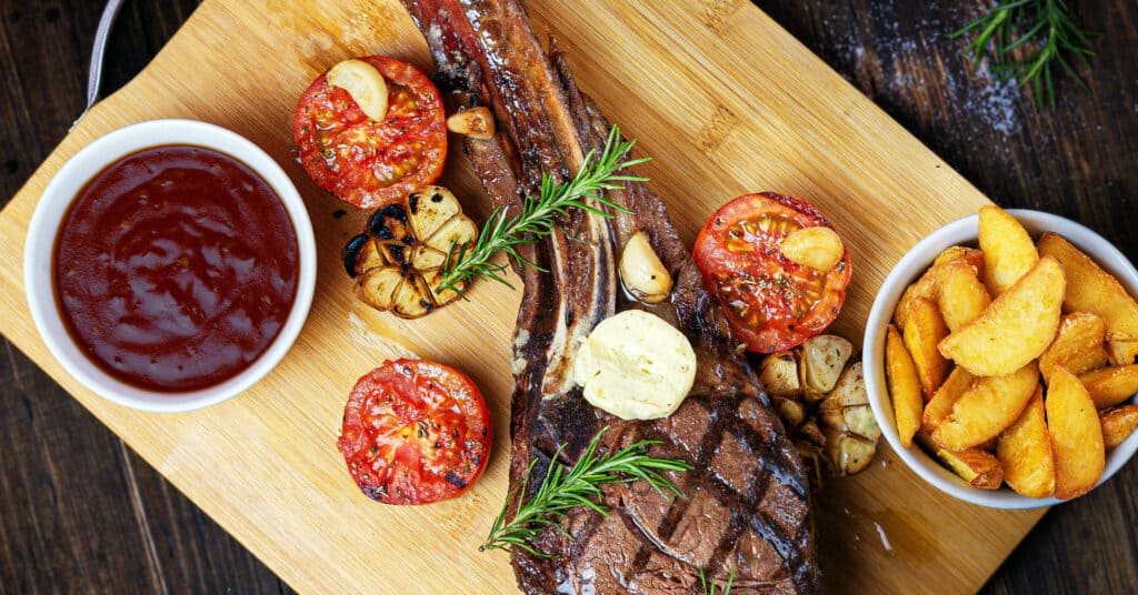 Дымный соус BBQ темно-коричневого цвета в керамическом кувшине, демонстрирующий густую текучую текстуру