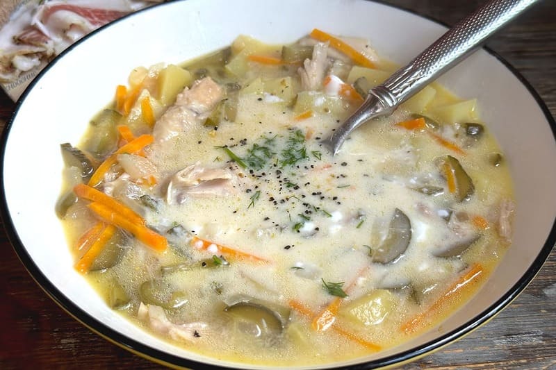 Лёгкий суп с курицей и солеными огурцами с рисом